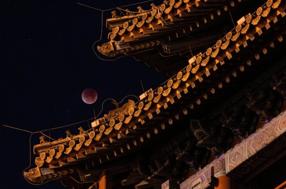 Eclipse total da lua no céu de Pequim, na China