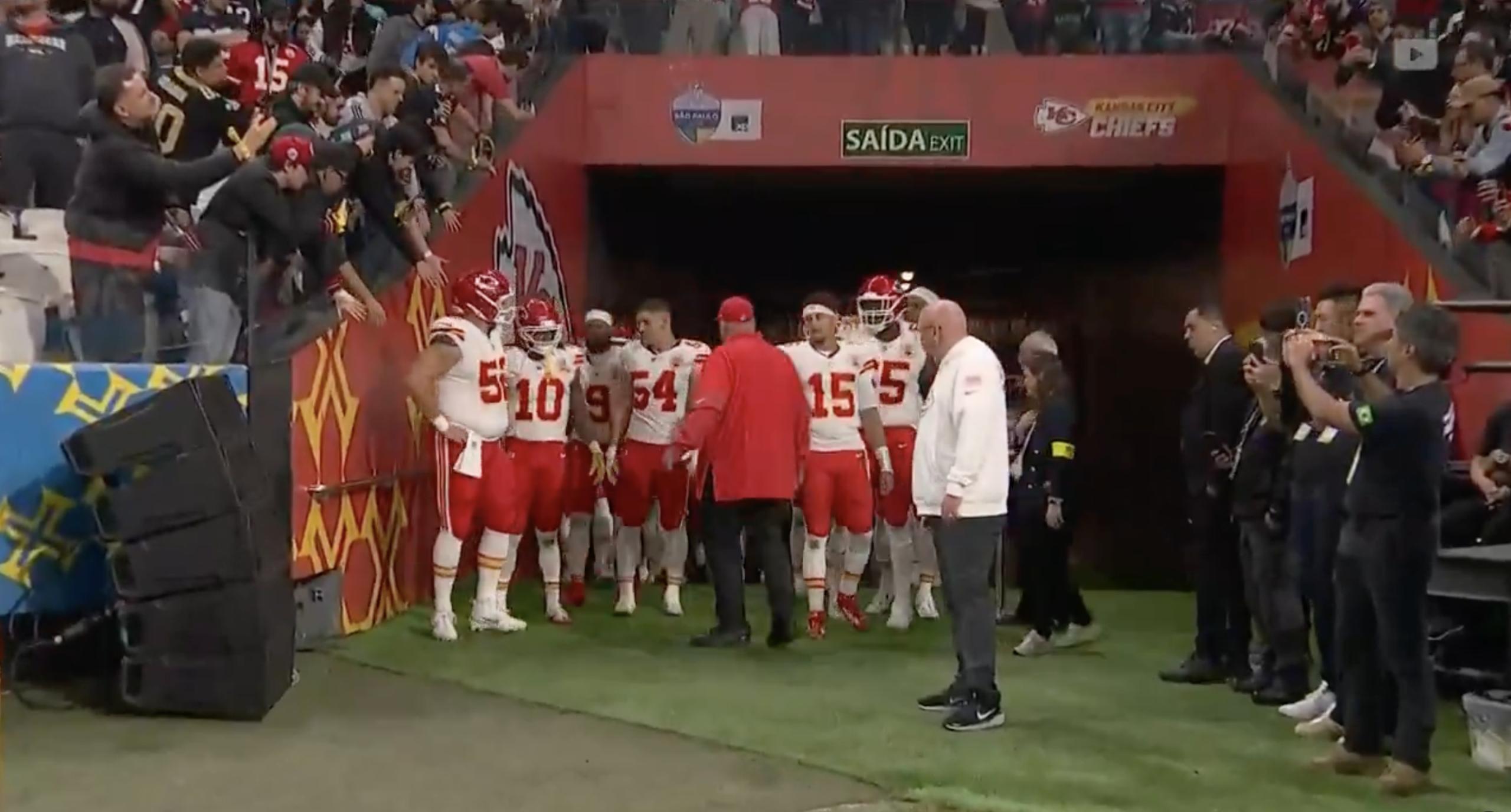 Jogadores do Chiefs saindo do vestiário para o segundo tempo da primeira transmissão da NFL no YouTube.
