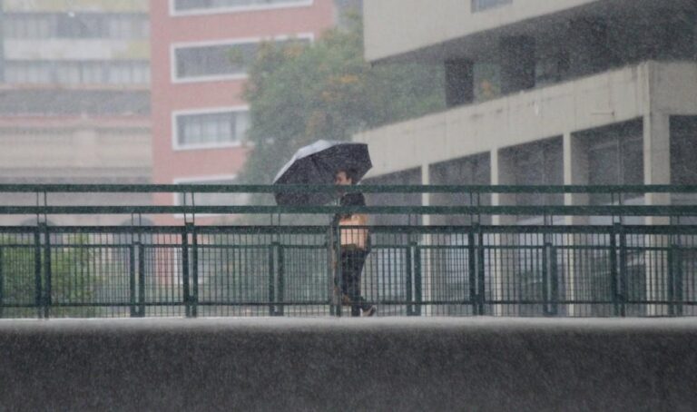 Inmet emite alerta de chuvas intensas e ventos fortes para São Paulo neste sábado