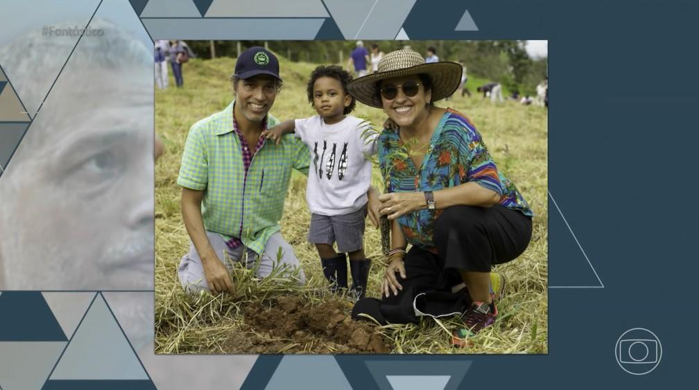 Estêvão e Regina Casé com seu filho Roque, fundamental para a recuperação de Estêvão.