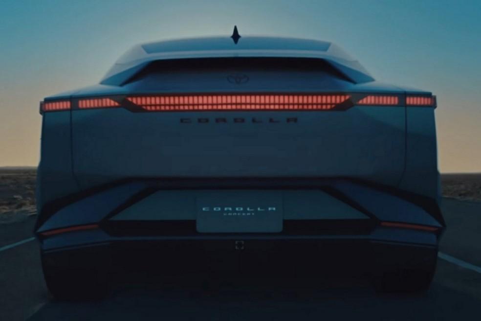 Toyota Corolla Concept tem lanternas em LED interligadas na traseira