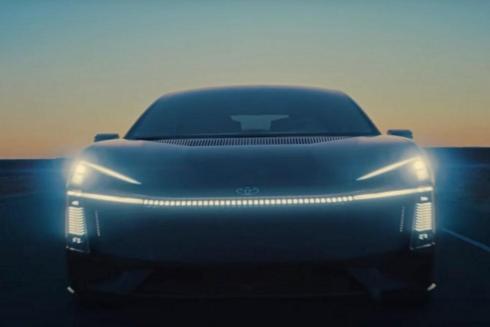 Toyota Corolla Concept exibe nova assinatura luminosa na dianteira