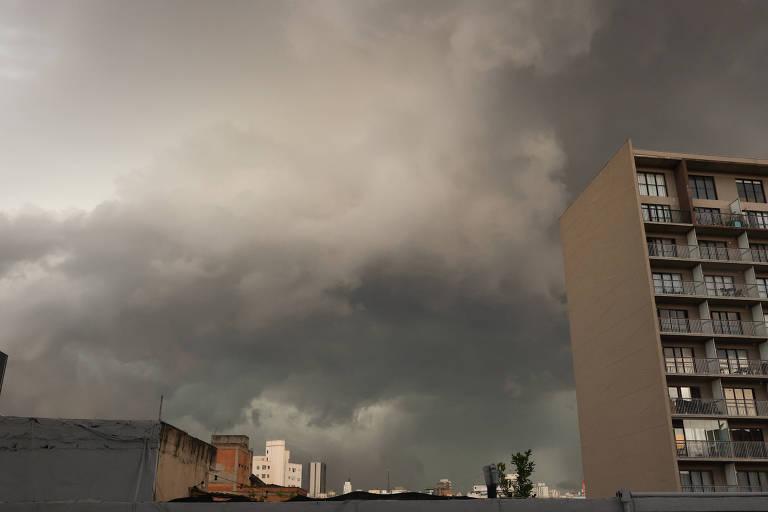 Céu nublado com nuvens escuras em São Paulo.
