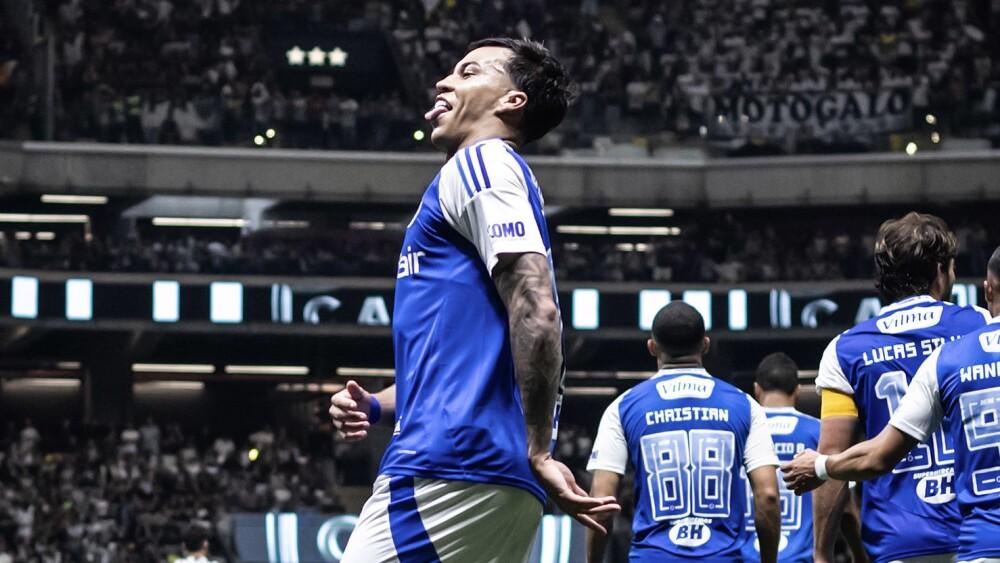 Kaio Jorge comemora gol do Cruzeiro sobre o Atlético na Copa do Brasil de 2025.