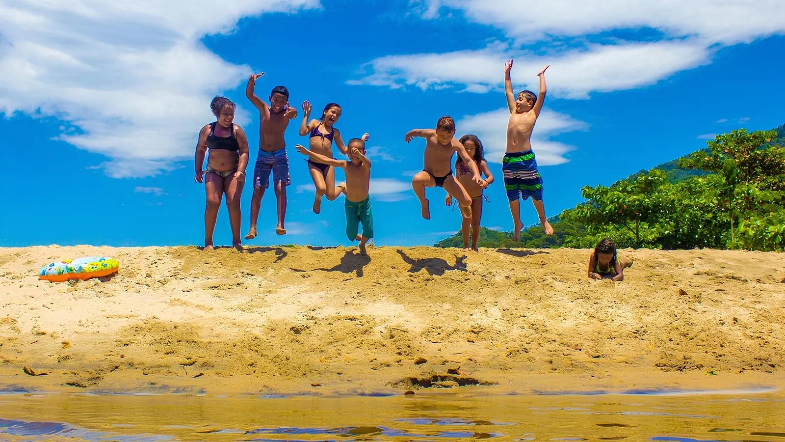Crianças brincando na praia de Camburi das Pedras, em Ubatuba, litoral norte de São Paulo.