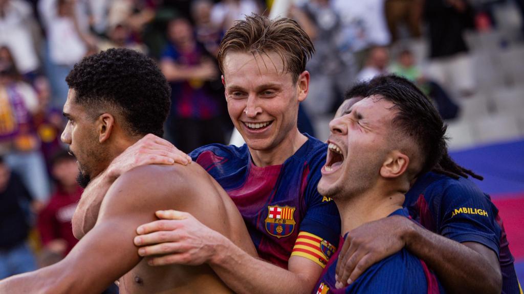 Ronald Araujo celebra seu gol no derbi Barça-Girona