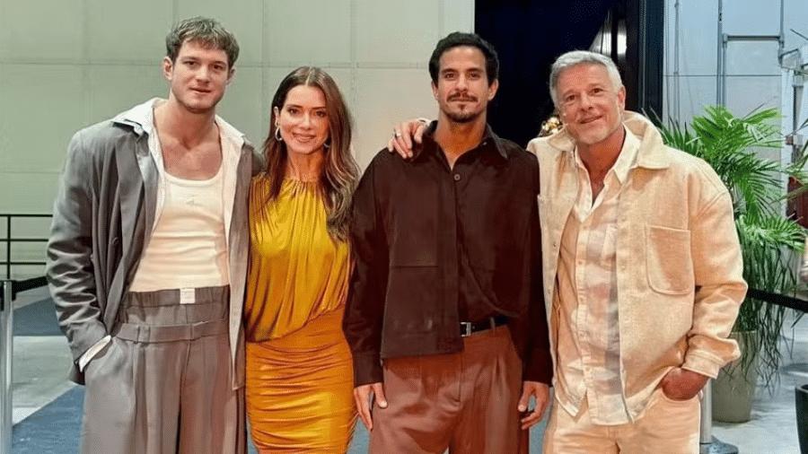 Leticia Spiller posa ao lado do filho, ex-marido e enteado.