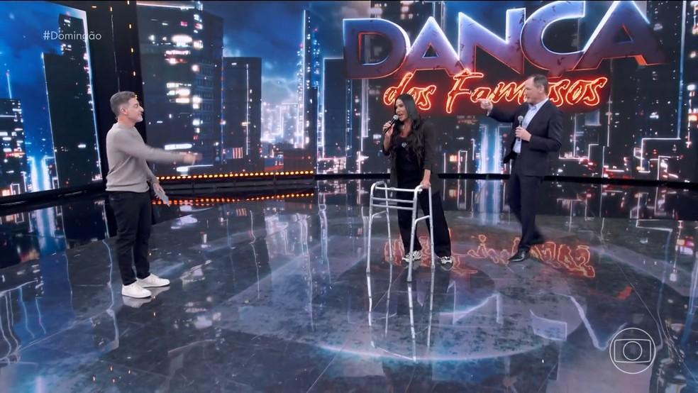 Gracyanne Barbosa se emociona ao comentar saída da Dança dos Famosos.