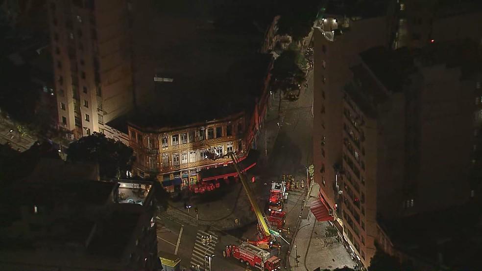 Incêndio atinge imóvel na Lapa — Foto: Reprodução/Globocop