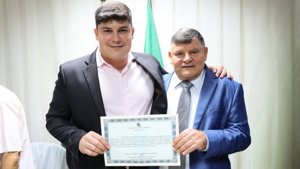 Joel Barroso e o pai, Braguinha, durante diplomação de Braguinha em dezembro de 2024