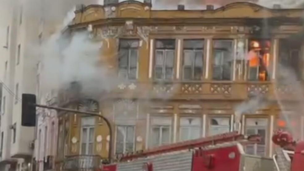 Fogo atinge casarão na Lapa — Foto: Reprodução