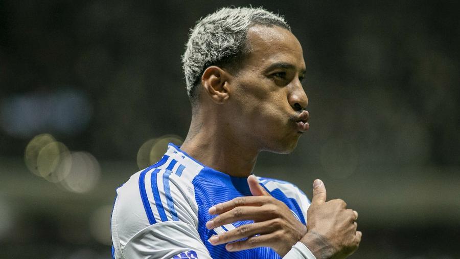 Matheus Pereira celebra gol do Cruzeiro sobre o Atlético-MG em jogo do Brasileirão