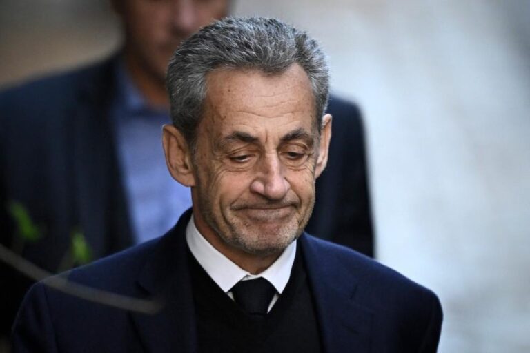Nicolas Sarkozy inicia cumprimento de pena e se torna o primeiro ex-presidente francês preso