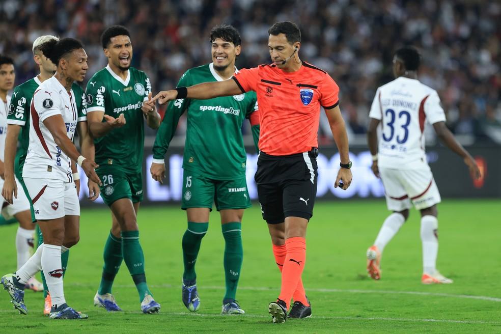 Gustavo Gómez reclama de pênalti marcado em LDU x Palmeiras