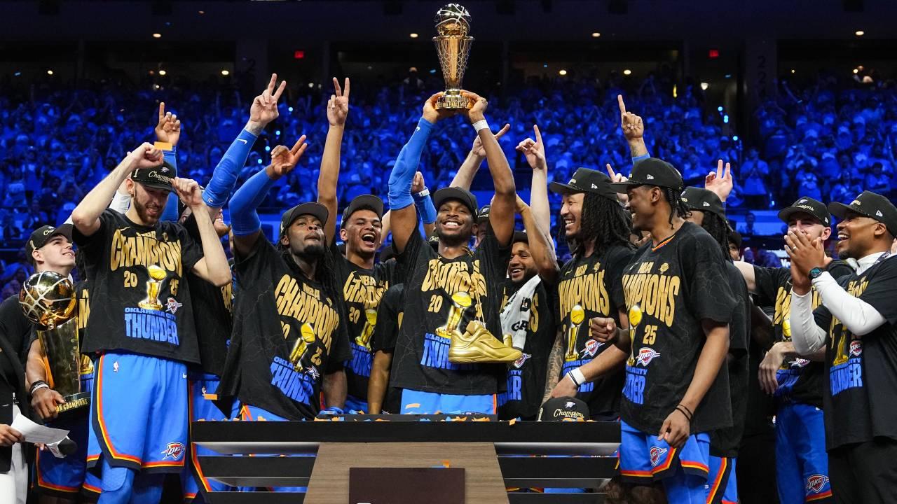 Shai Gilgeous-Alexander recebe o prêmio de MVP das Finais de 2025