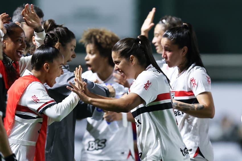Jogadoras do São Paulo comemoram gol na Libertadores Feminina