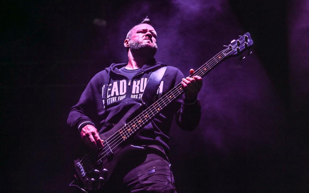 Baixista do Limp Bizkit durante show no Monsters of Rock