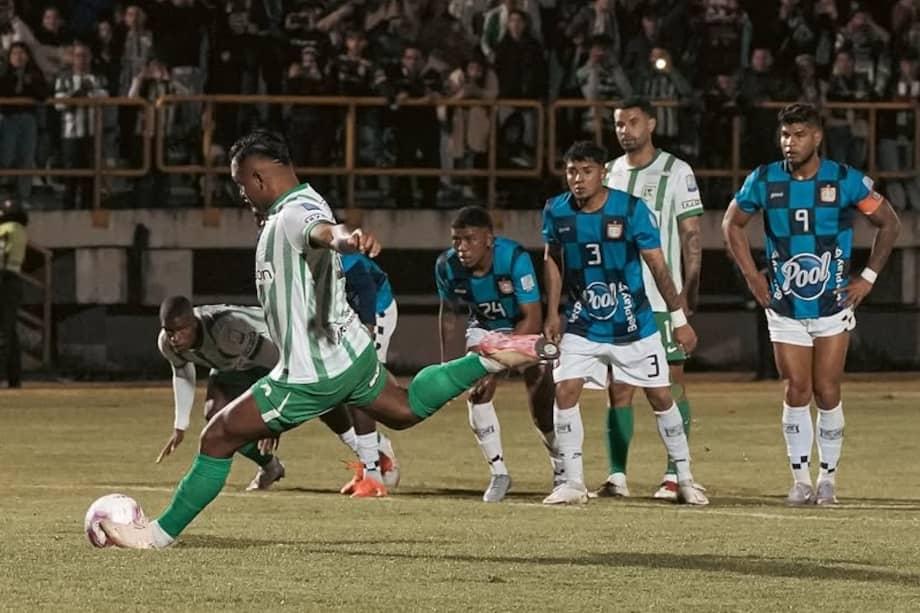 Alfredo Morelos anota o gol do empate para Atlético Nacional