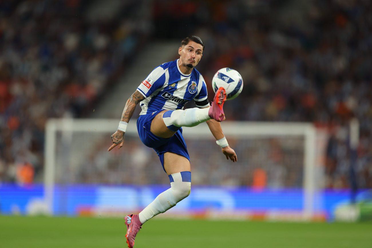 Borja Sainz, do Porto, dominando a bola.