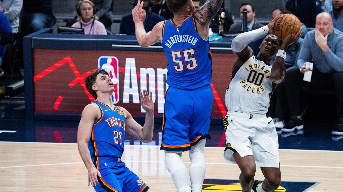 Bennedict Mathurin arremessando a bola enquanto Isaiah Hartenstein defende