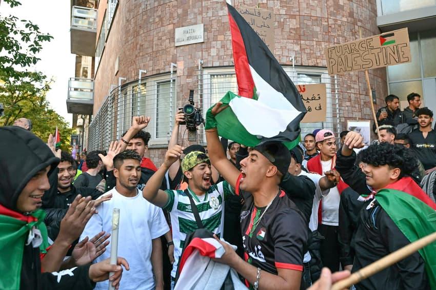 Manifestantes em defesa da Palestina antes de Itália x Israel, pelas Eliminatórias.