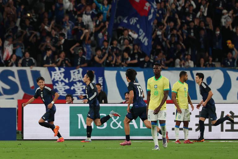 Jogadores da seleção japonesa comemoram um gol