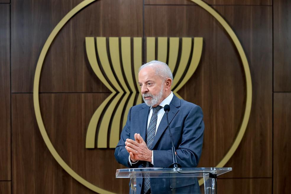 Lula dá entrevista a jornalistas durante viagem à Indonésia