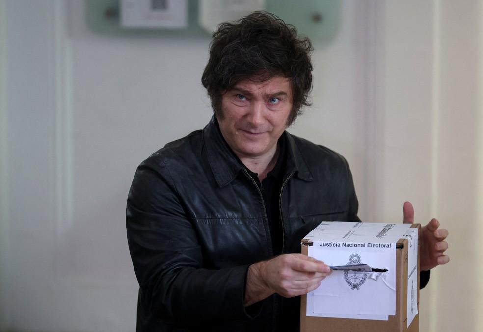 O presidente da Argentina, Javier Milei, vota durante as eleições legislativas
