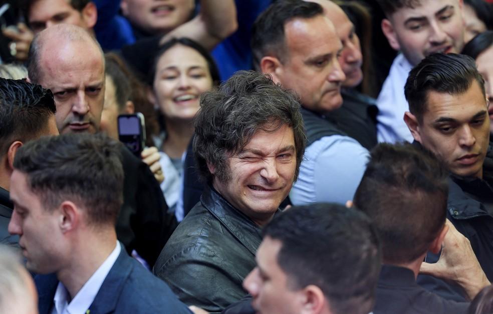 Javier Milei chega para votar nas eleições legislativas da Argentina
