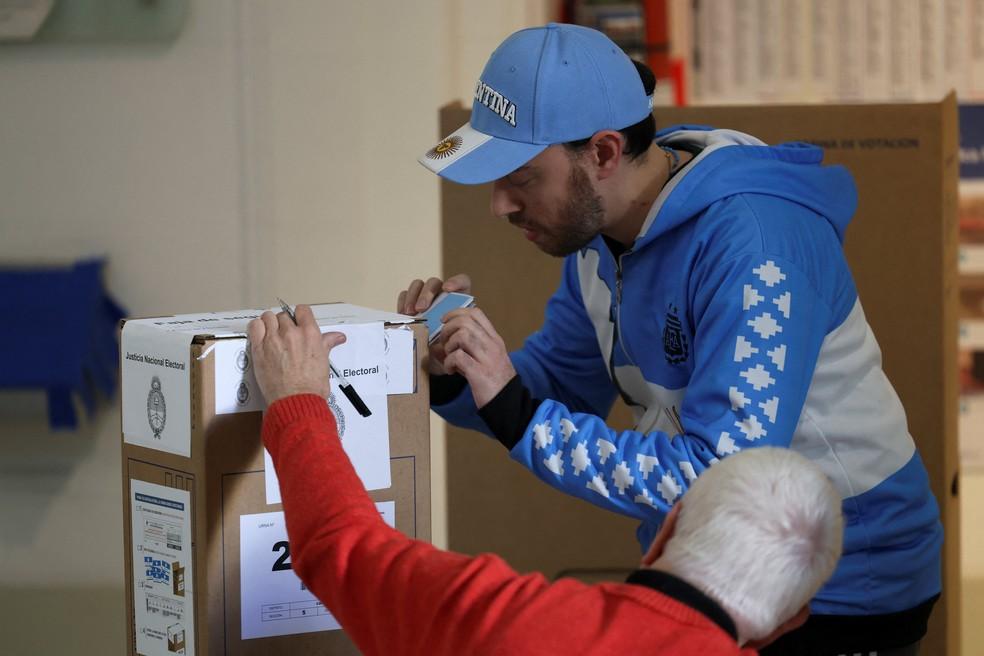 Homem vota nas eleições legislativas da Argentina em 26 de outubro de 2025