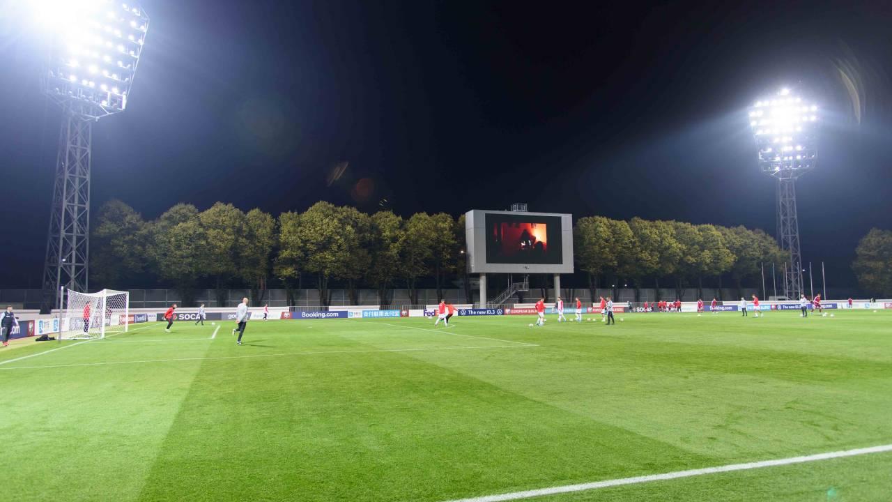 Estádio Daugava em Riga, Letônia, um dia antes do confronto entre Letônia e Inglaterra.