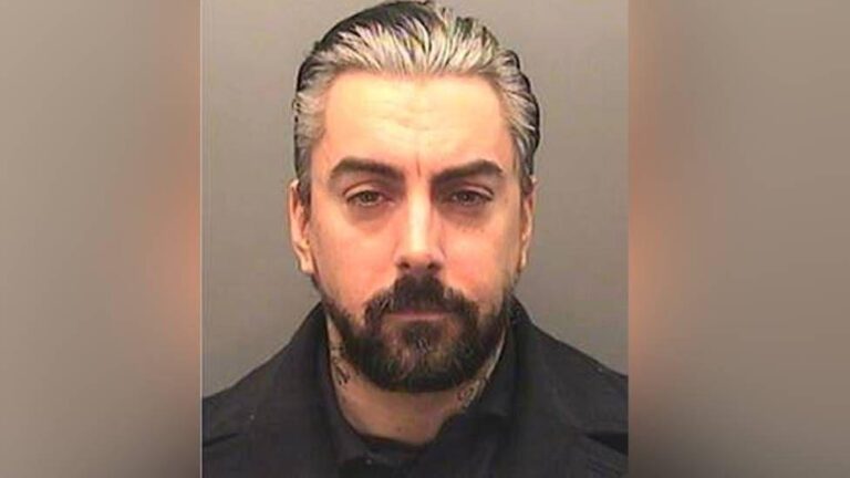 Ian Watkins, ex-vocalista da banda Lostprophets, morre após ataque na prisão