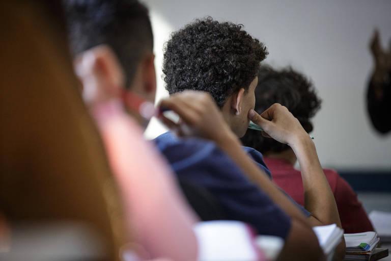 Estudantes em sala de aula
