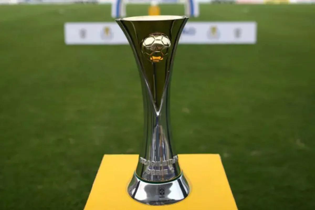 Foto colorida do troféu da Série C