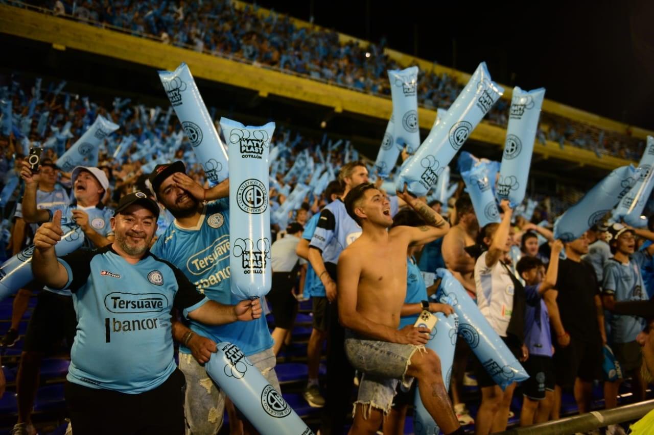 Incrível recepção de torcedores do Belgrano em Rosario