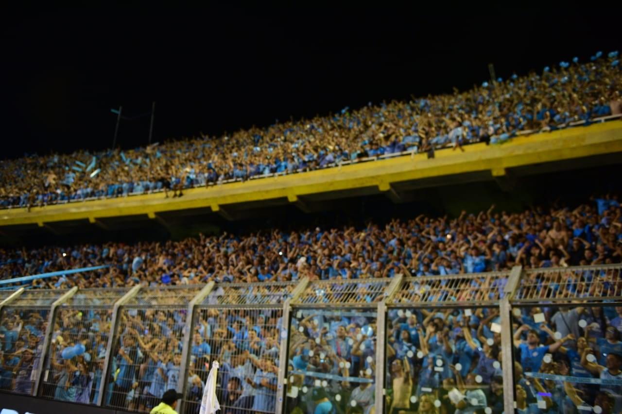 Torcida do Belgrano antes do jogo contra Argentinos Juniors