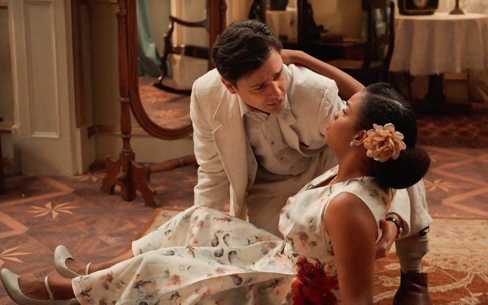 Dita (Jeniffer Nascimento) é baleada por Sandra (Flávia Alessandra) e Candinho (Sergio Guizé) se desespera em Êta Mundo Melhor!