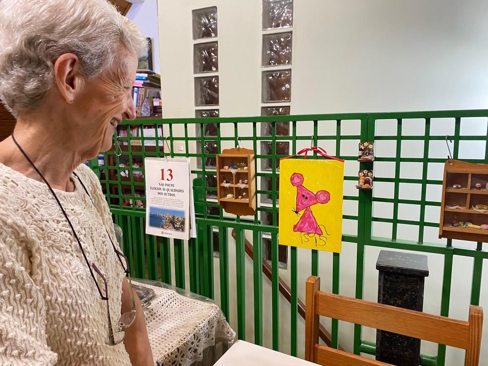 Edy olha com carinho para a pintura feita pela neta mais nova, de cinco anos