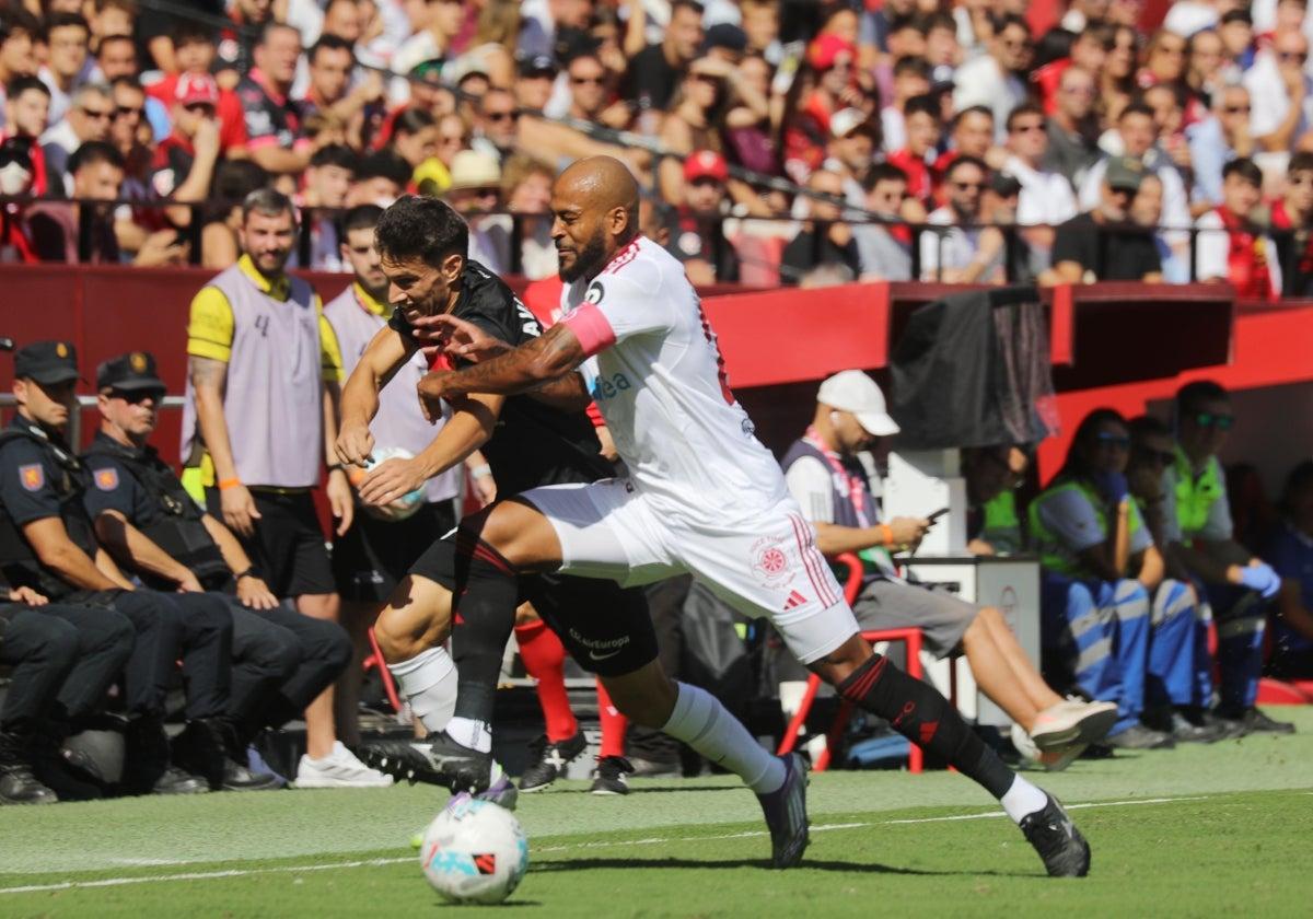 Marcao tenta bloquear o ataque do Mallorca.