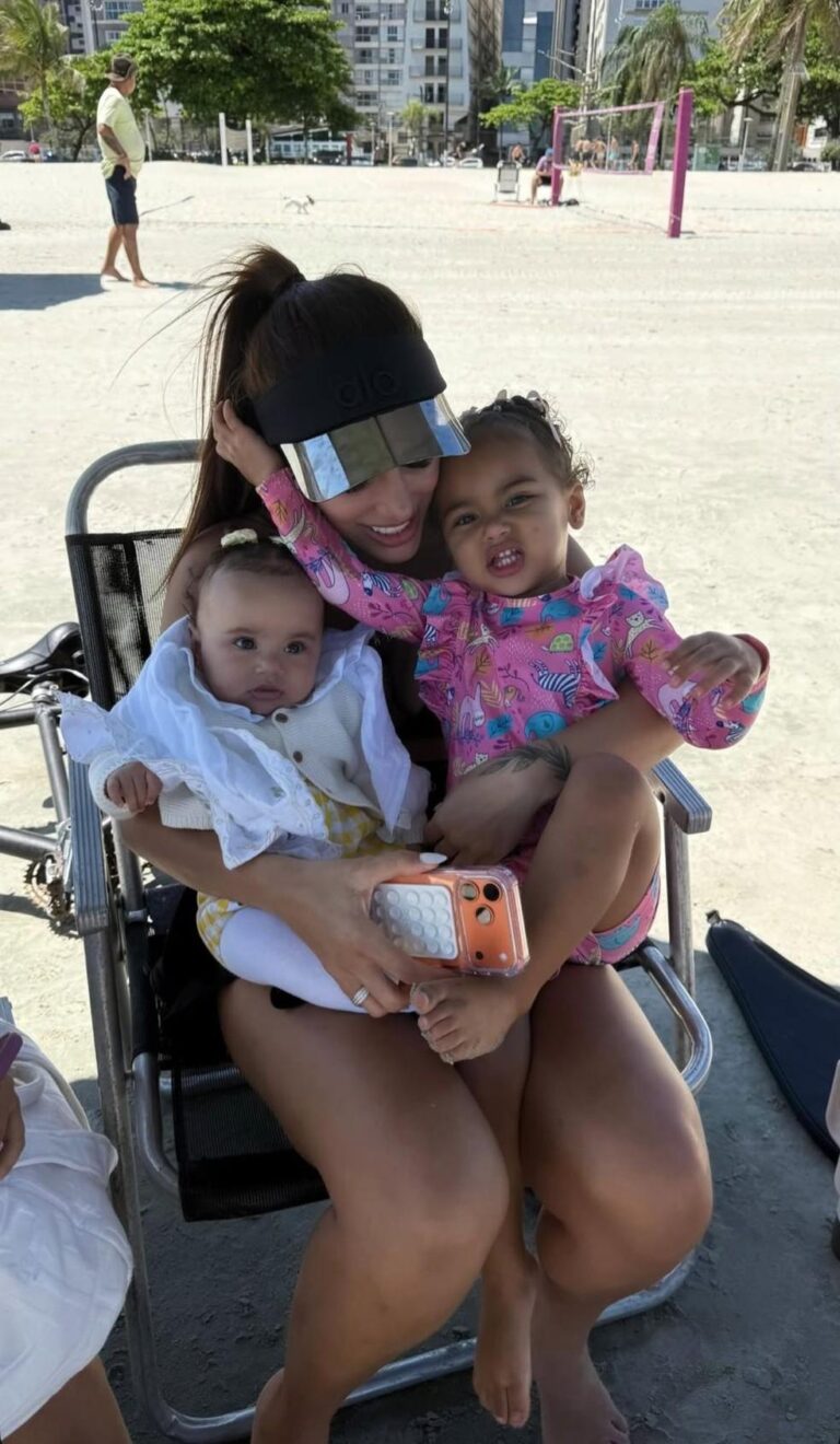 Bruna Biancardi e as filhas aproveitam dia de sol na praia de Santos