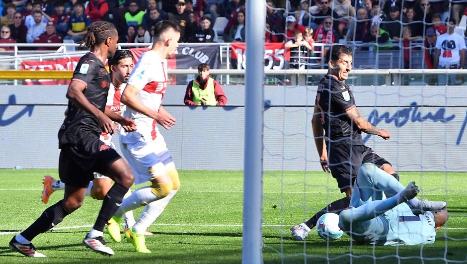Guillermo Maripan do Torino e Nicol Leali do Genoa em ação durante a partida da Série A