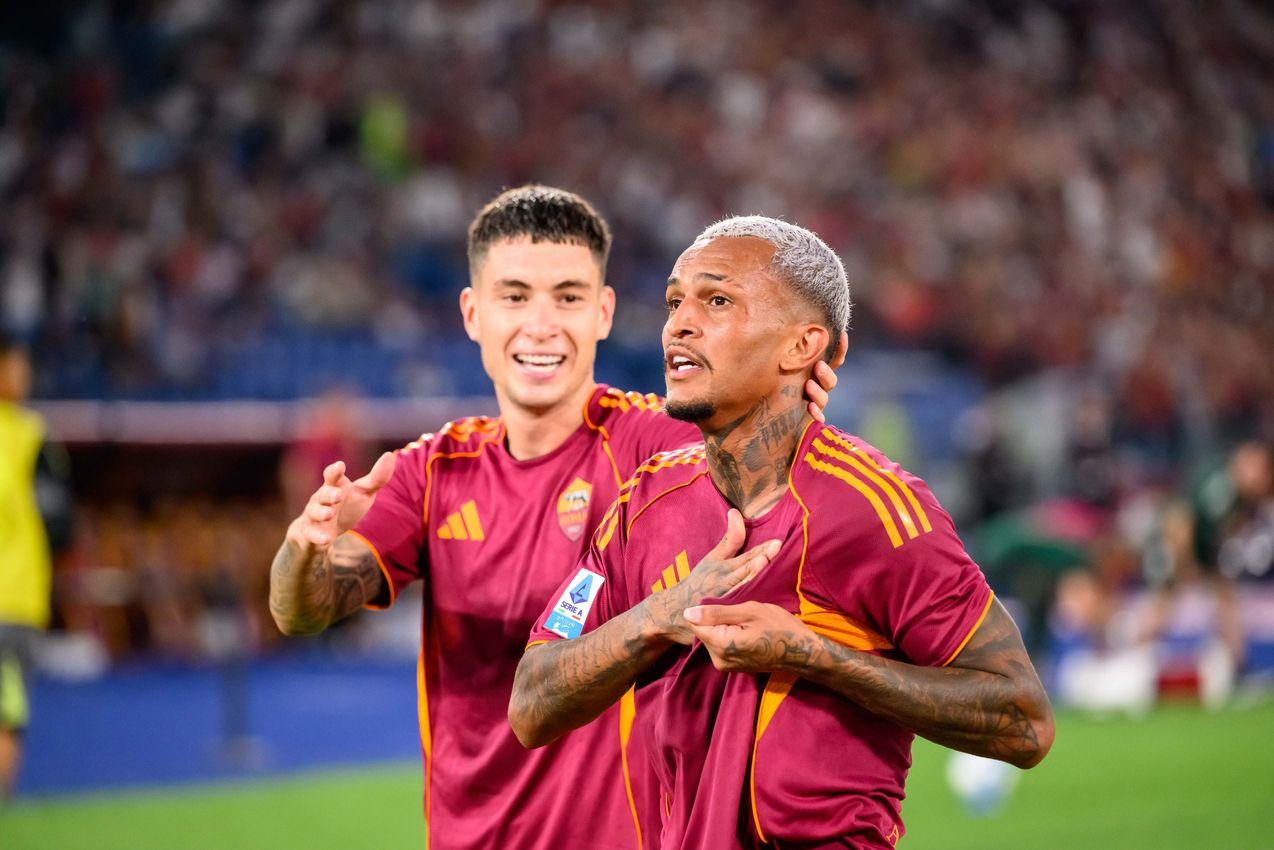 Wesley, ex-Flamengo, comemorando gol pela Roma na estreia da Serie A.
