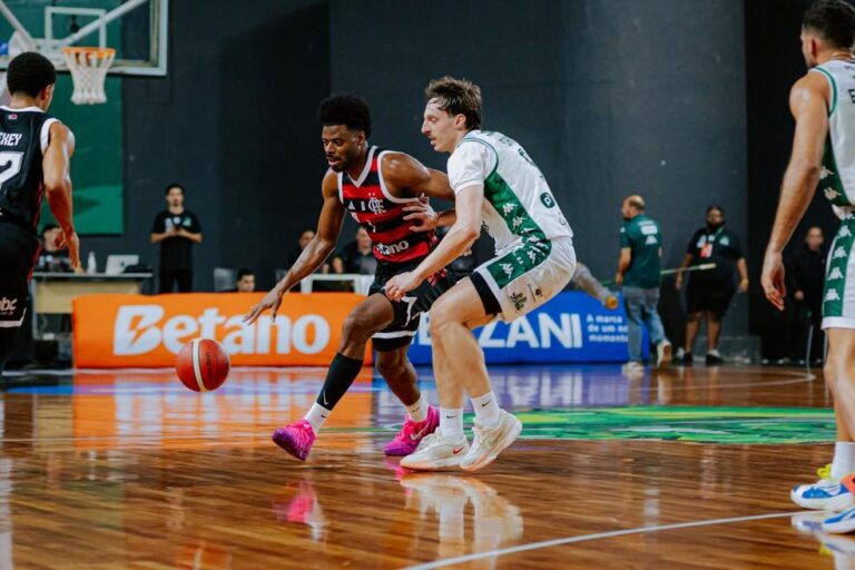 Flamengo conquista vitória impressionante sobre o Bauru Basket na estreia do NBB com placar centenário