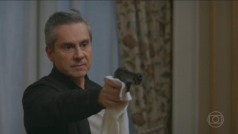 Marco Aurélio aparece atirando em Odete Roitman (Debora Bloch) em cena de 'Vale Tudo'