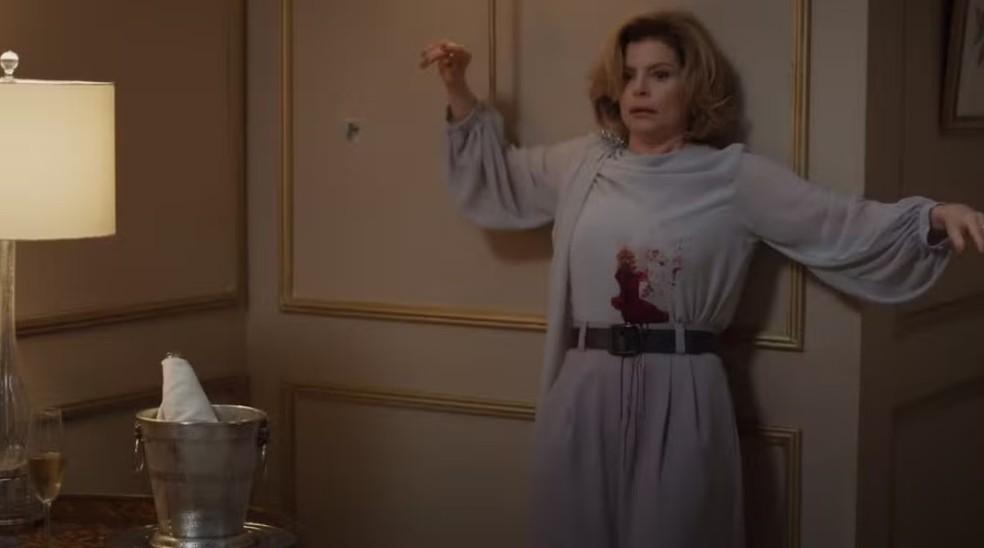 Odete Roitman (Debora Bloch) é atingida por disparo em 'Vale Tudo'