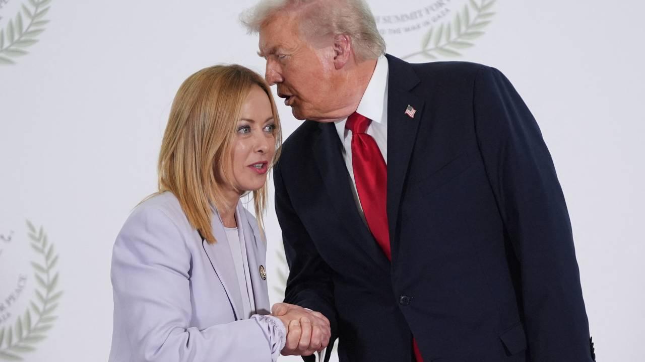 O presidente dos EUA, Donald Trump, cumprimenta a primeira-ministra italiana, Giorgia Meloni, durante a cúpula sobre Gaza em Sharm el-Sheikh, no Egito. 13/10/2025