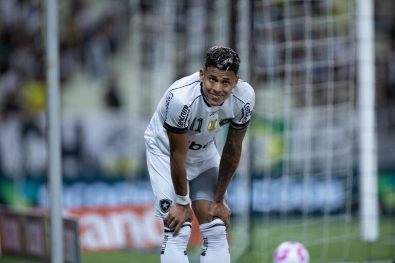 Desfalque precoce: Matheus Martins se machuca e preocupa o Botafogo