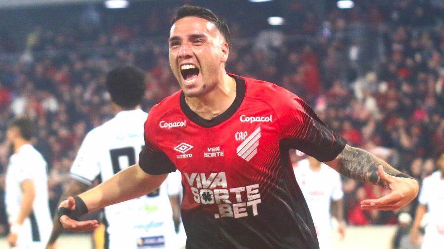 Benavídez, do Athletico, comemora seu gol contra o Operário, pela Série B.