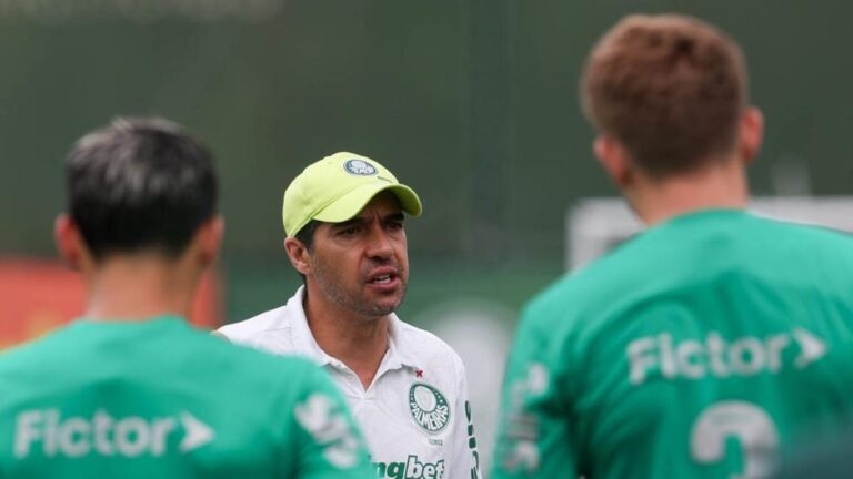 Palmeiras se prepara para confronto decisivo contra o Flamengo com mudanças na escalação