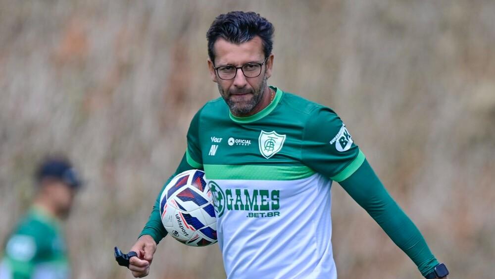 Alberto Valentim, técnico do América, durante treino da equipe.